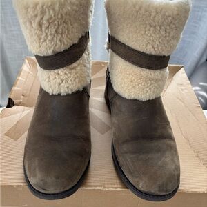 UGG W Blayre II Shearling Lined Boots - like new